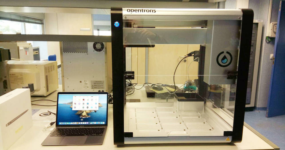 la-increible-historia-de-los-5-amigos-que-han-traido-a-espana-los-robots-anticovid-19