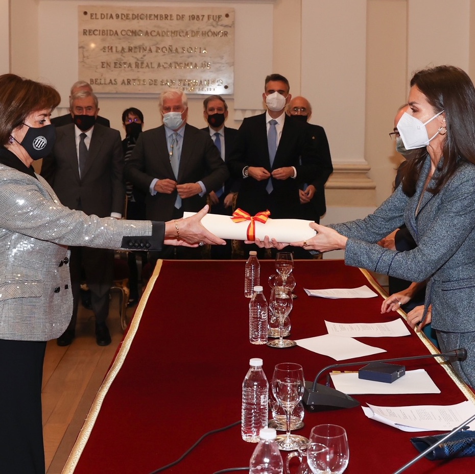 Su-Majestad-la-Reina-hace-entrega-del-diploma-a-la-asociacion-Hispania-Nostra-premio-que-recoge-Araceli-Pereda-como-su-presidenta-©-Casa-de-S.M.-el-Rey